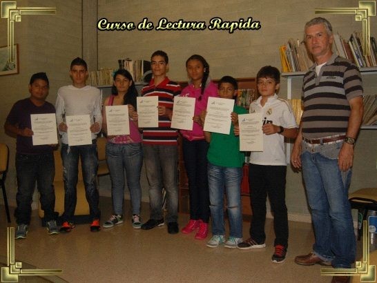 Estudiantes de la vereda Encenillos con su certificado del curso de lectura rápida
